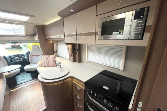 elddis-encore-255-interior-kitchen-to-front.jpg