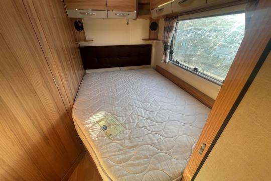 bailey-autograph-75-4-interior-bed.jpg