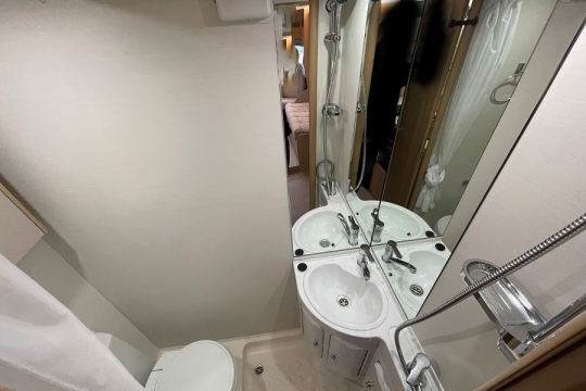 elddis-accordo-105-interior-washroom.jpg