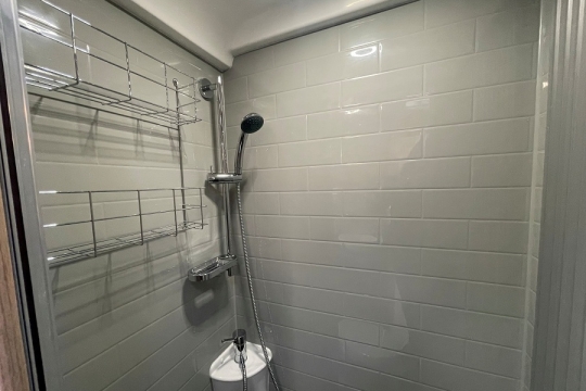 auto-sleepers-broadway-fb-interior-shower.jpg