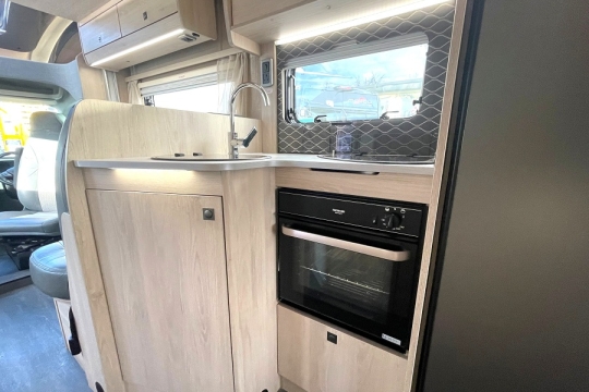 auto-trail-f-line-f72-interior-kitchen.jpg