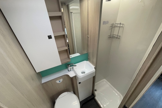 auto-trail-f-line-f72-interior-washroom.jpg