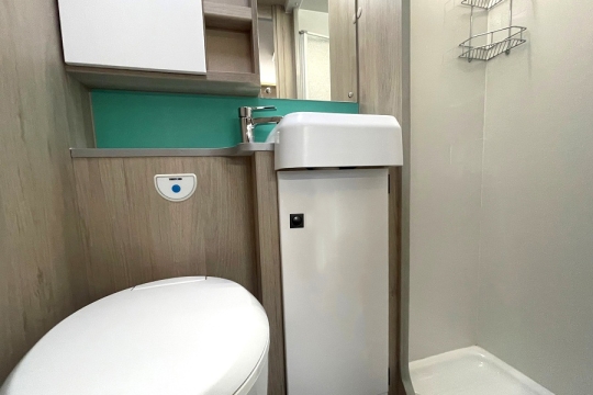 auto-trail-f-line-f72-interior-washroom-2.jpg