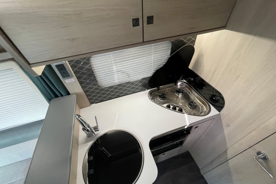 auto-trail-f60-interior-kitchen-top.jpg