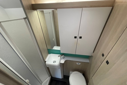 auto-trail-f60-interior-washroom.jpg