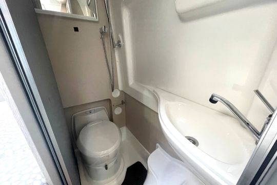 auto-sleepers-kingham-interior-bathroom.jpg