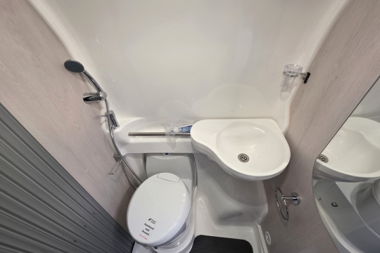 Auto-Sleepers-Fairford-Interior-Bathroom.jpg