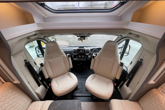 etrusco-t7400-qbc-interior-cab-seats.jpg
