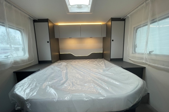 etrusco-t7400-qbc-interior-rear-bed.jpg