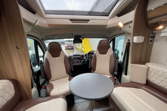 swift-bessacarr 599-interior-cab.jpg