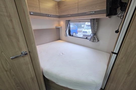 Elddis-Autoquest-155-Interior-Bed.jpg