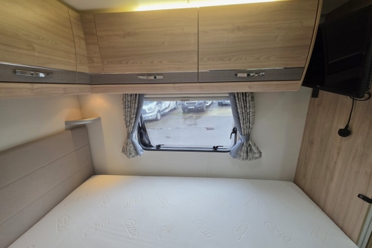 Elddis-Autoquest-155-Interior-Bed-Side.jpg