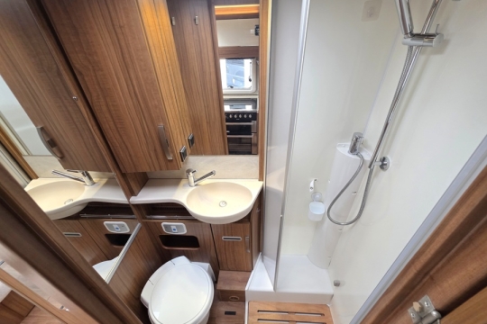Hymer-T588-Ambition-Interior-Bathroom.jpg