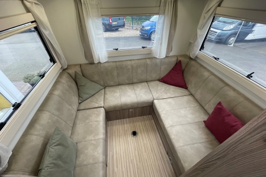 benimar-tessoro-482-interior-rear-lounge.jpg