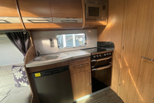 auto-trail-tracker-rs-interior-kitchen.jpg