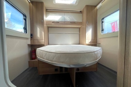 auto-trail-tracker-lb-interior-bedroom.jpg