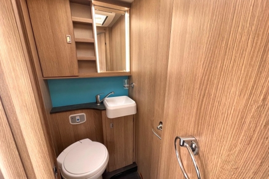 auto-trail-tracker-lb-interior-washroom.jpg