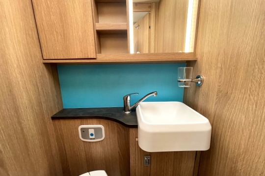 auto-trail-tracker-lb-interior-washroom-close.jpg