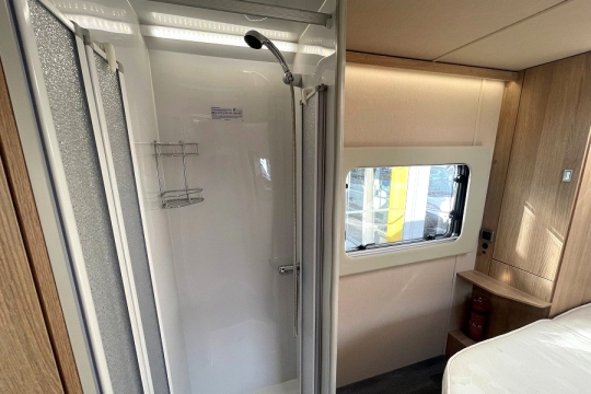 auto-trail-tracker-lb-interior-shower.jpg