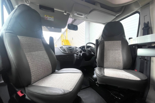 rollerteam-zefiro-696-interior-cab-seats.jpg