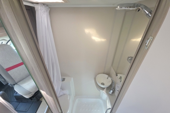 Elddis-Evolution-120-Interior-Bathroom.jpg