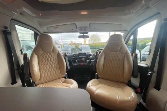 burstner-ixeo-t680g-interior-cab-seats.jpg