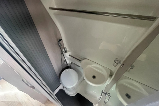 auto-sleepers-fairford-interior-washroom.jpg