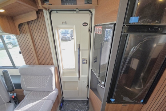 Carthago-C2-Tourer-I-148-RB-QB-L-Interior-Entrance.jpg