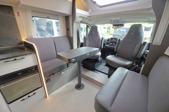 Etrusco-T7400-SBC-Interior-Lounge.jpg