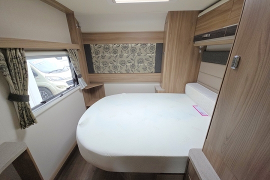 Bessacarr-494-Interior-Bed.jpg