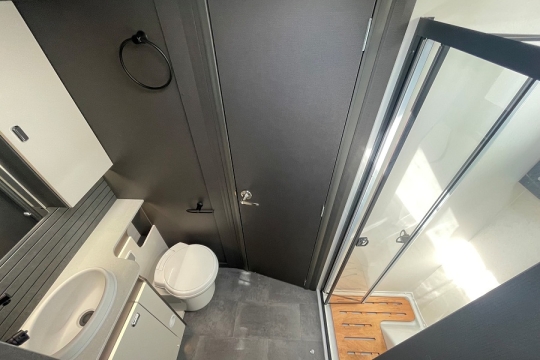 swift-trekker-584-interior-bathroom-overview.jpg