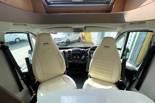 mclouis-fusion-373-interior-cab-seats.jpg