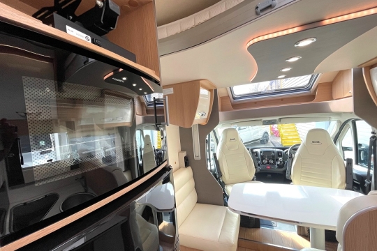 mclouis-fusion-373-interior-microwave-to-front.jpg
