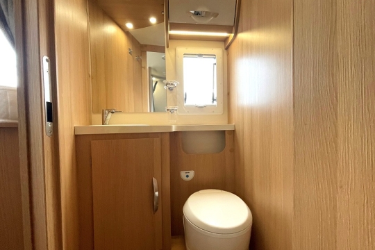 mclouis-fusion-373-interior-bathroom.jpg