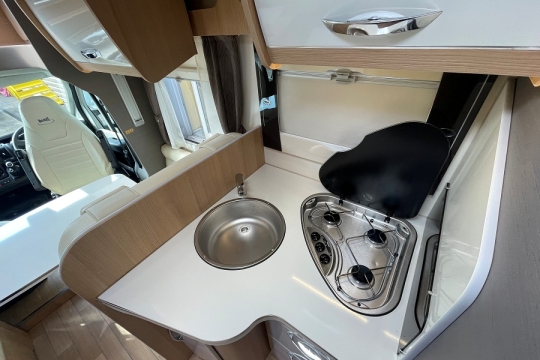 mclouis-fusion-373-interior-kitchen-top.jpg