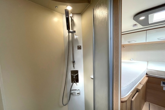 mclouis-fusion-373-interior-shower.jpg