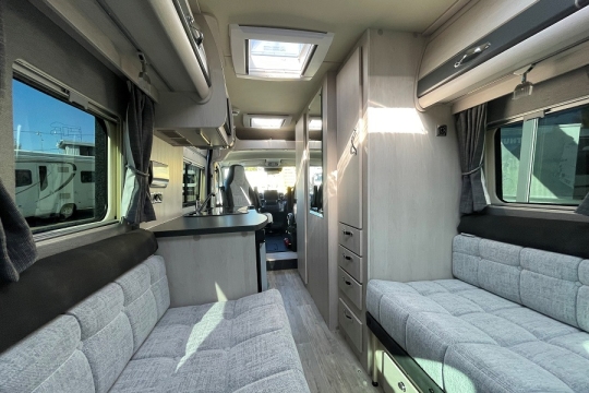 auto-sleepers-warwick-xl-interior-to-front-R.jpg
