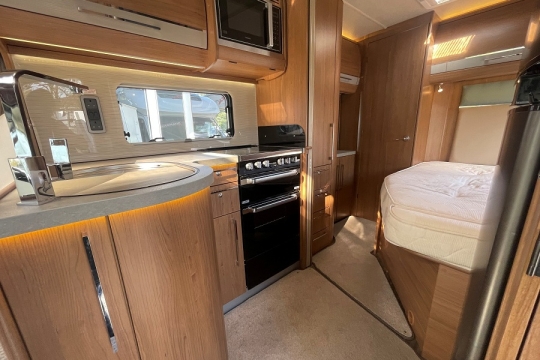 auto-trail-dakota-interior-kitchen-to-rear.jpg