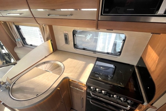 auto-trail-dakota-interior-kitchen.jpg