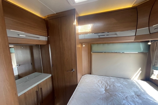 auto-trail-dakota-interior-bedroom-2.jpg