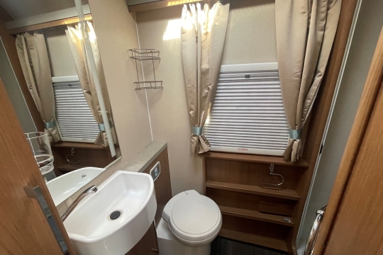auto-trail-dakota-interior-bathroom.jpg