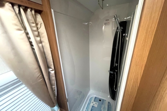 auto-trail-dakota-interior-shower.jpg