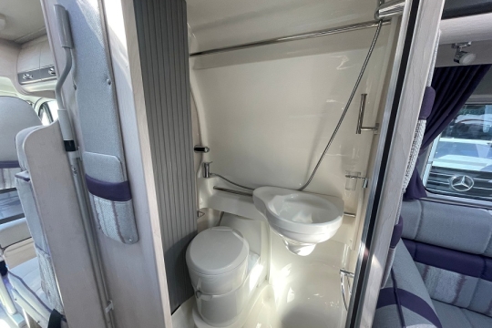 Auto-Sleepers-fairford-interior-bathroom.jpg