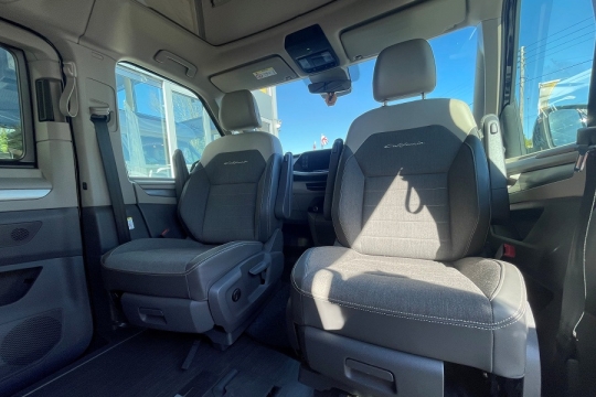 vw-california-ocean-interior-cab-seats.jpg