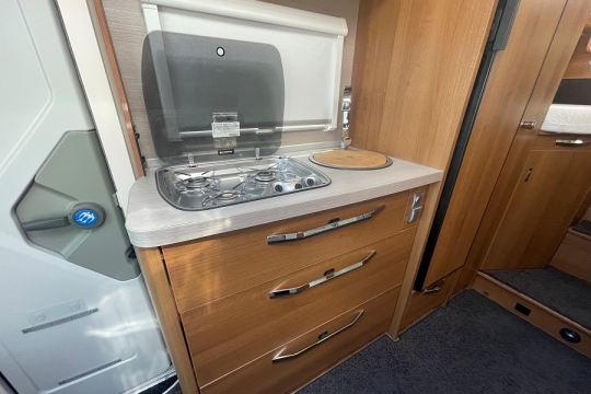 knaus-van-ti-650-interior-kitchen.jpg