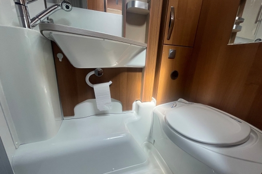 knaus-van-ti-650-interior-washroom.jpg