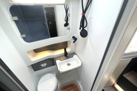 swift-voyager-485-interior-washroom.jpg