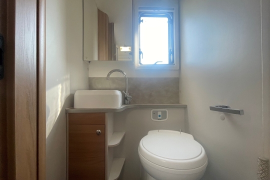 bailey-adamo-75-4i-interior-washroom.jpg
