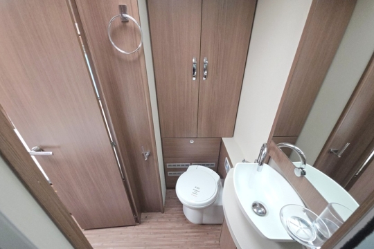 Elddis-Majestic-285-Interior-Bathroom.jpg