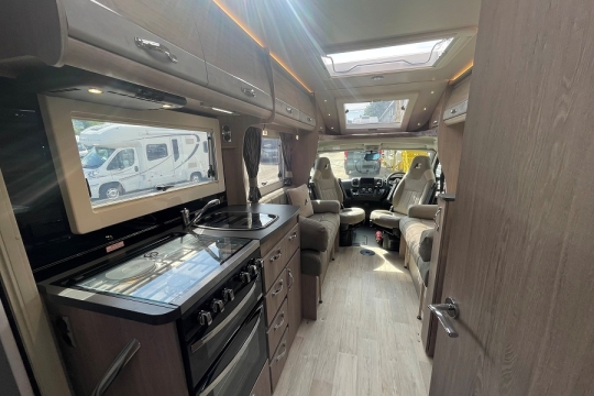 auto-sleepers-broadway-eb-interior-to-front.jpg